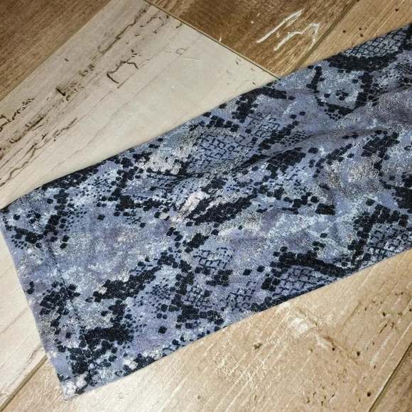 Kate Hill Medium Women's Gray and Black Metallic Snakeskin Print Top NWOT - Picture 12 of 16